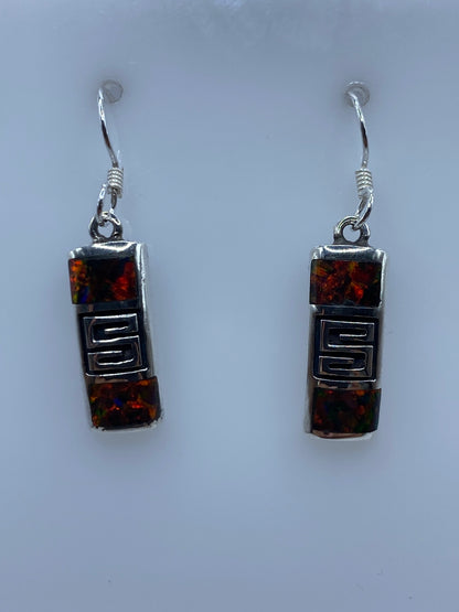Detalle del ópalo de fuego con sus reflejos rojos, naranjas y amarillos engastados en plata pura