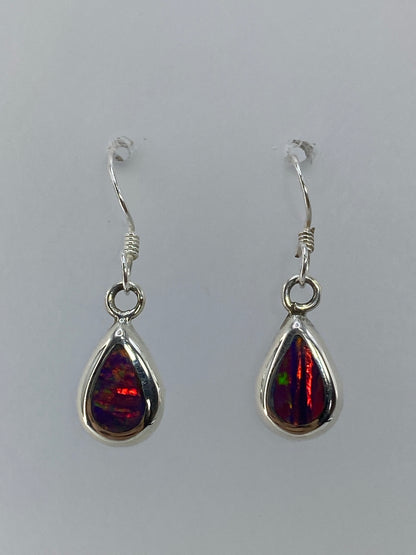 Par de aretes de plata con ópalo de fuego multicolor engastados a mano