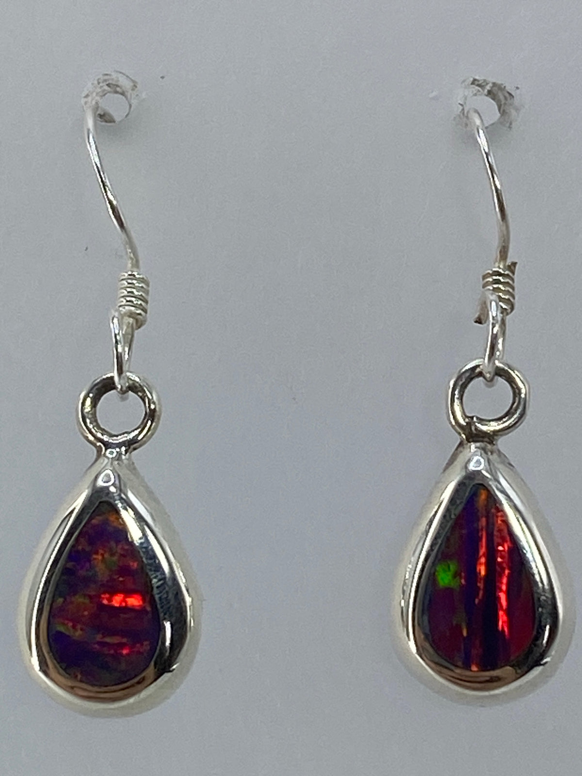 Detalle del engaste a mano en plata 925 y la piedra multicolor