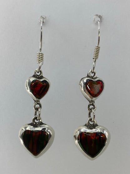 Par de aretes de plata con ópalo de fuego multicolor colgando del lóbulo