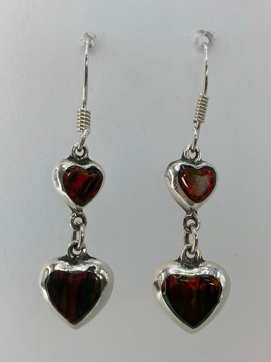 Par de aretes de plata con ópalo de fuego multicolor colgando del lóbulo