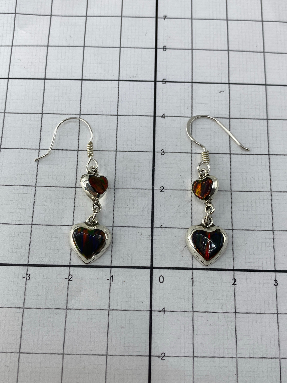 Aretes sobre fondo blanco mostrando el Quinto 925
