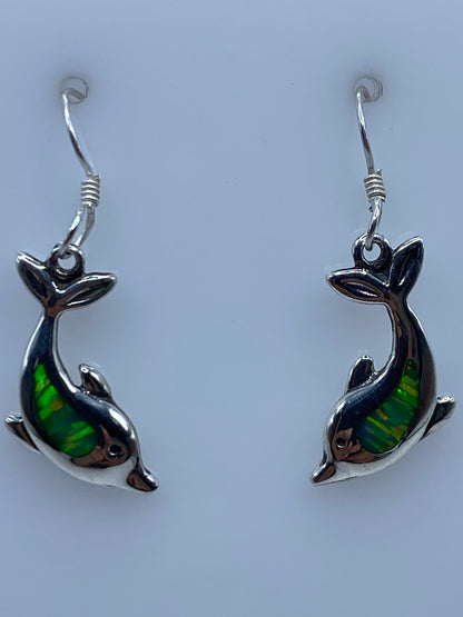Aretes en la mano mostrando el tamaño de 3.2 cm y el brillo de la piedra