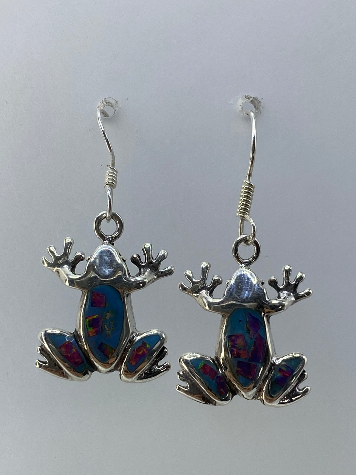 Par de aretes de plata 950 en forma de rana con ópalo de fuego multicolor sobre fondo blanco
