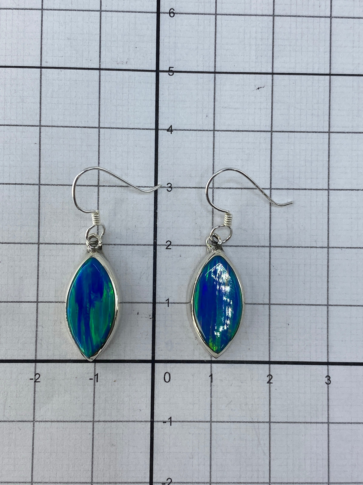 Aretes de plata 925 con marca de Quinto visible en reverso
