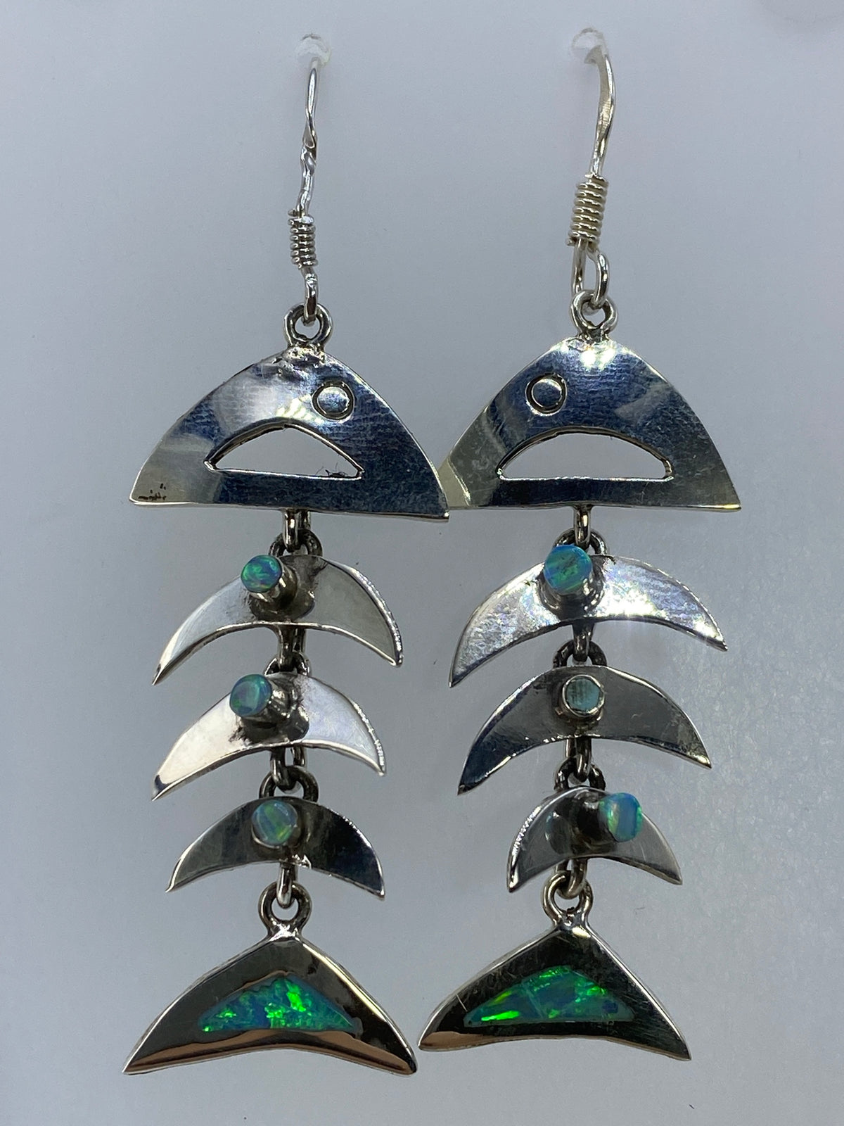 Detalle del Ópalo de Fuego con destellos azul cielo en arete de plata