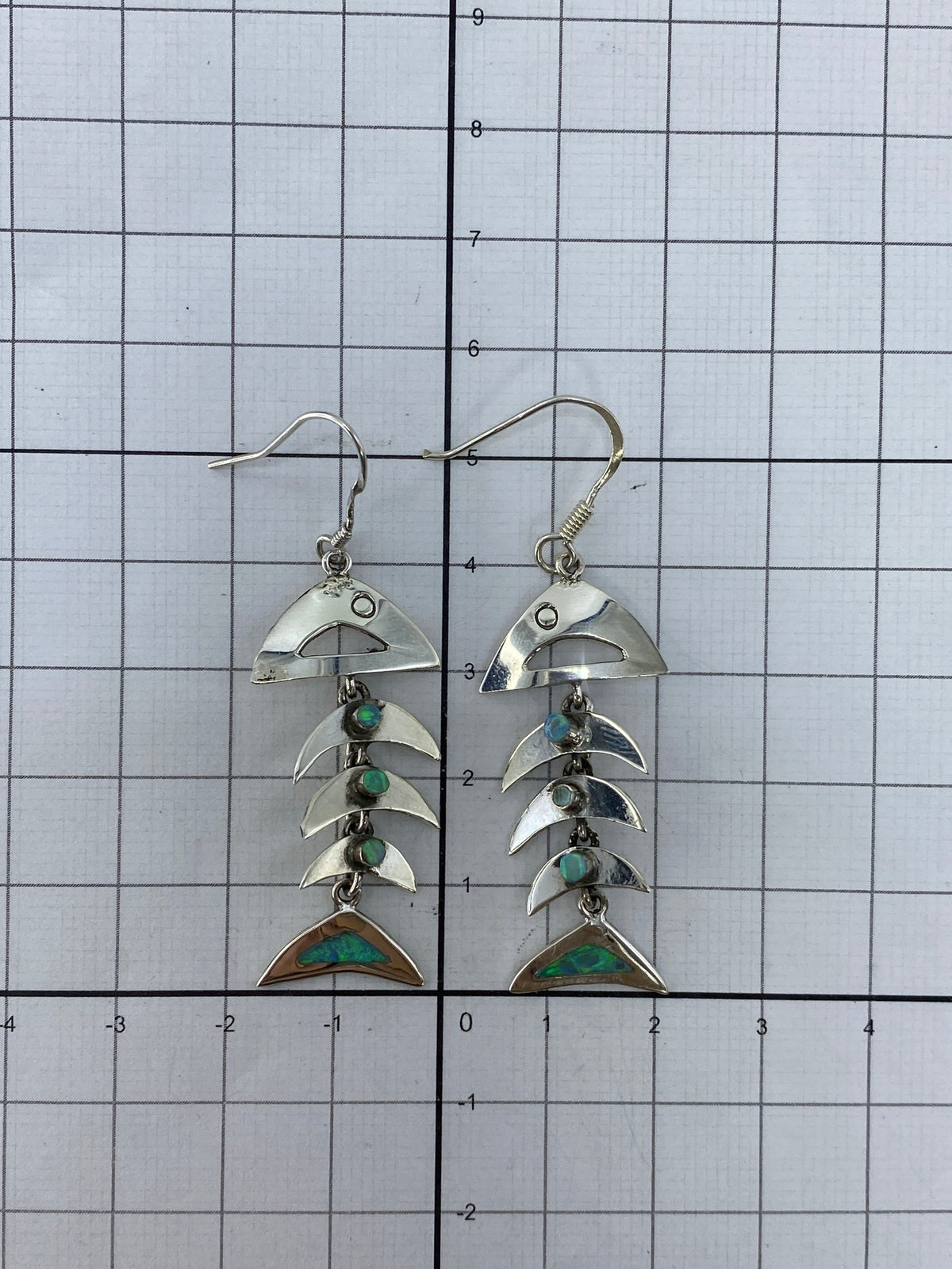 Reverso de los aretes mostrando el engaste a mano y el Quinto 950