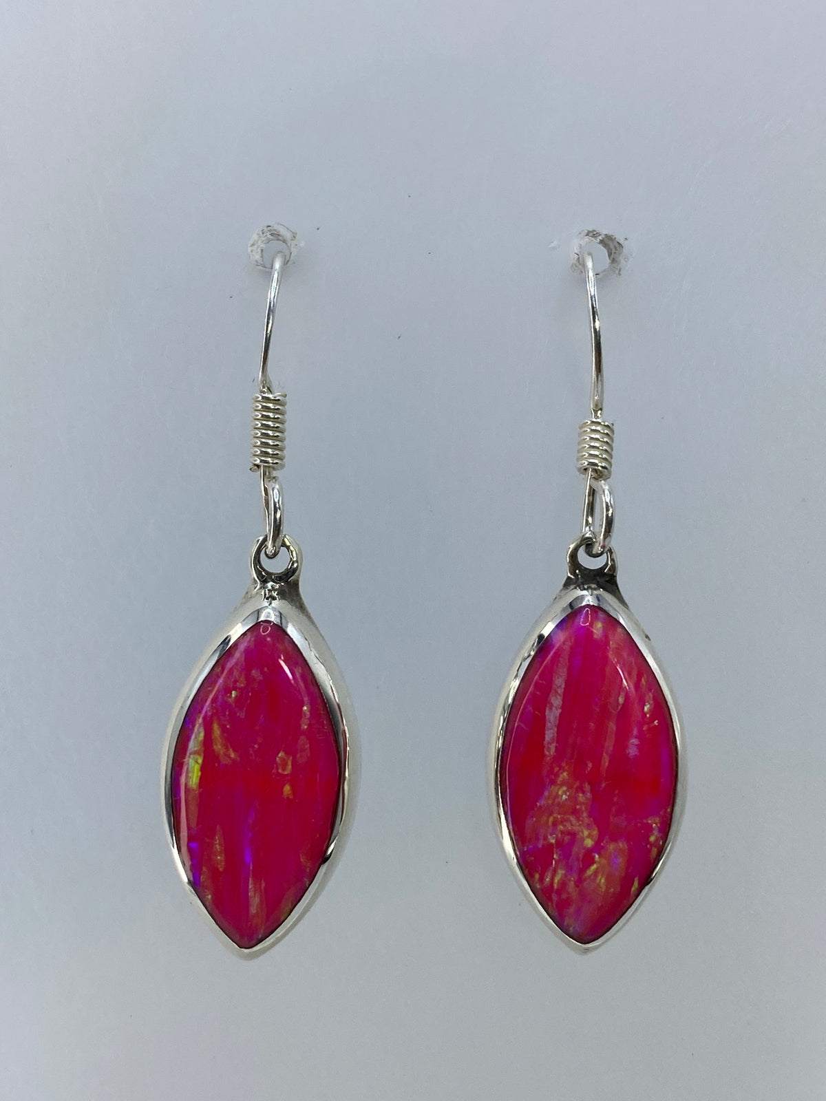 Par de aretes de plata 925 con ópalo de fuego multicolor colgando en vista frontal