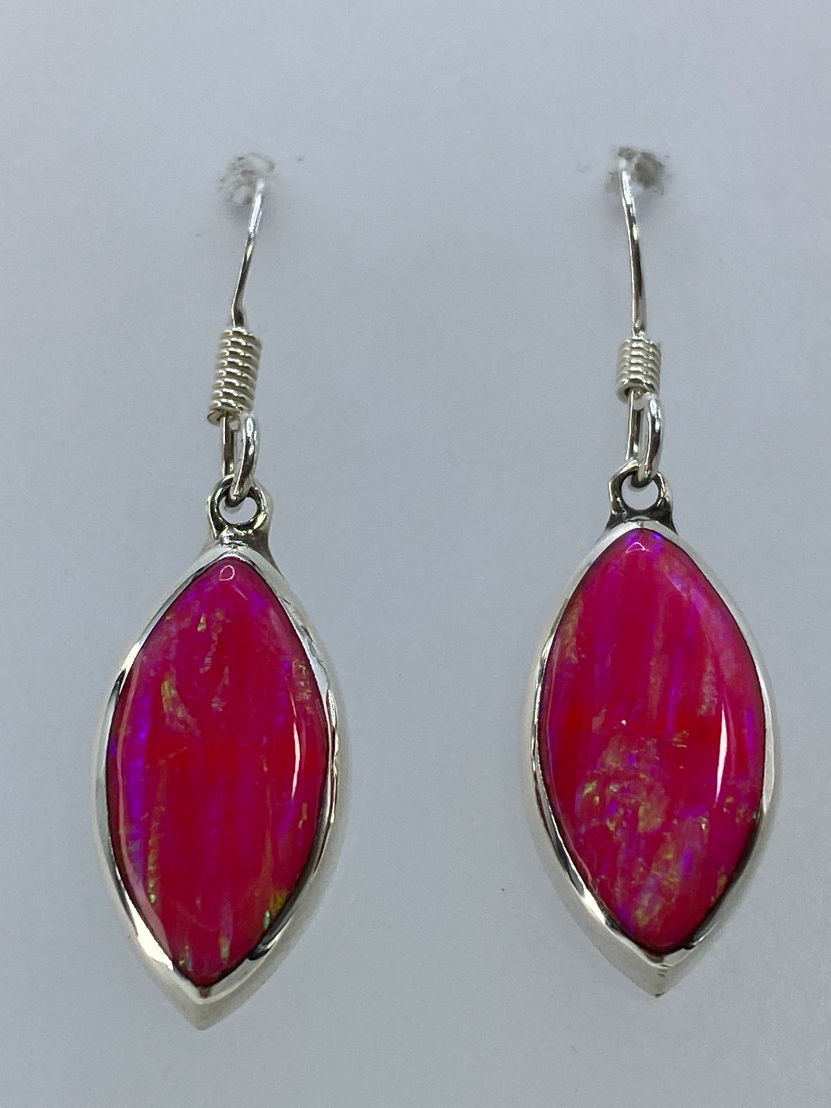 Aretes sobre regla milimetrada mostrando largo de 3.5 cm