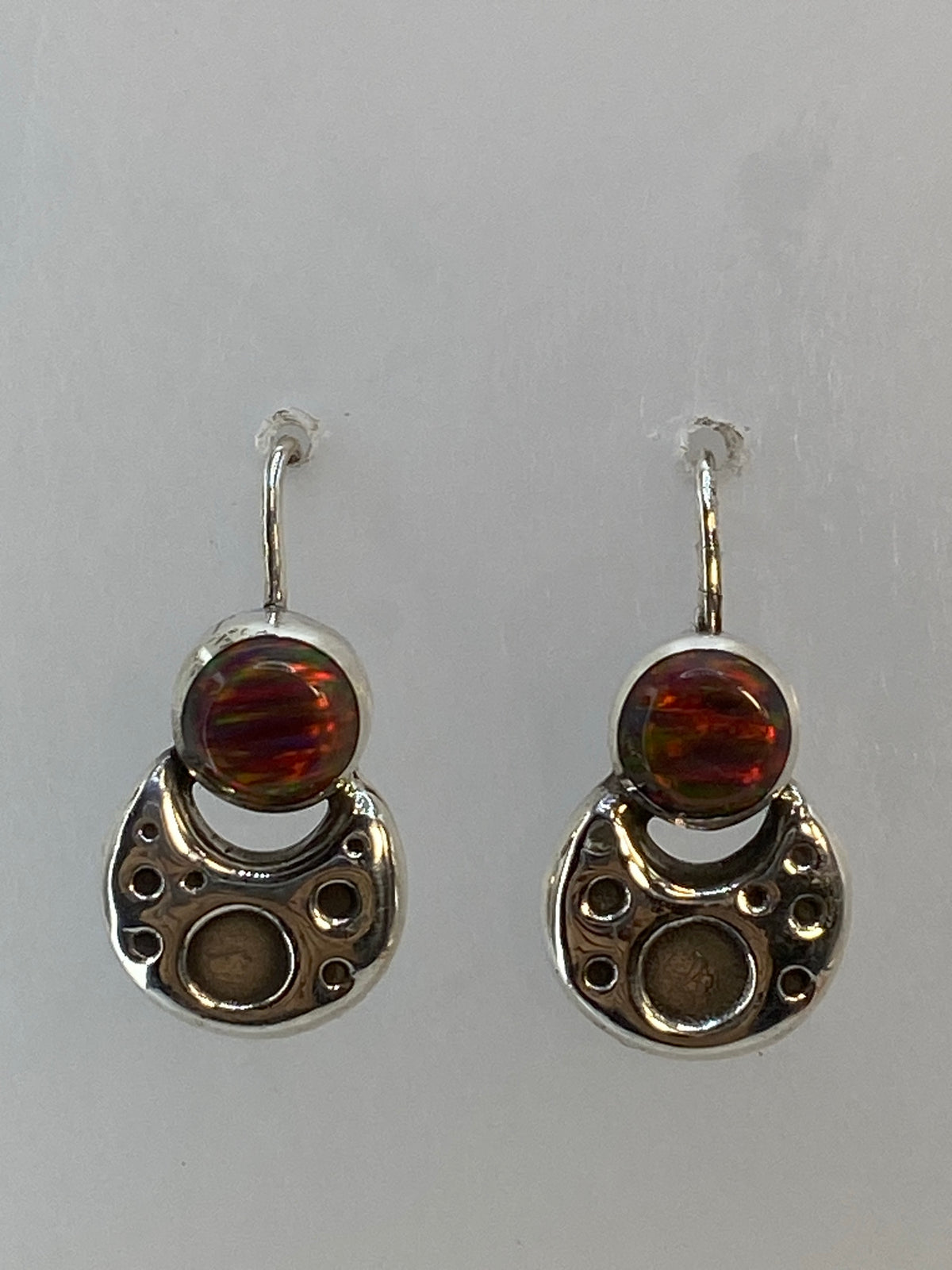 Par de aretes de plata 950 con ópalo de fuego multicolor colgando en ganchos de plata