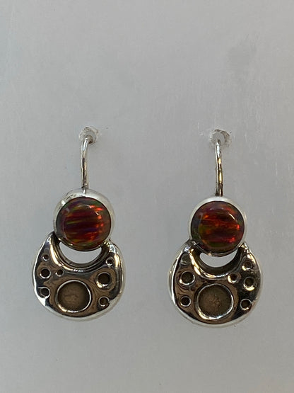 Par de aretes de plata 950 con ópalo de fuego multicolor colgando en ganchos de plata