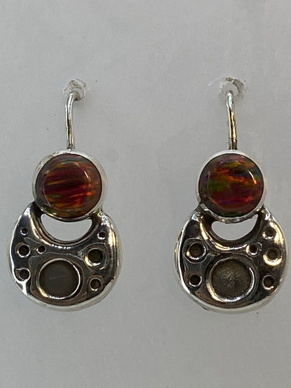 Vista lateral de los aretes delicados de 2 cm con cierre de gancho de plata