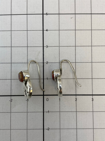 Aretes sobre fondo blanco mostrando el Quinto 950 en la plata
