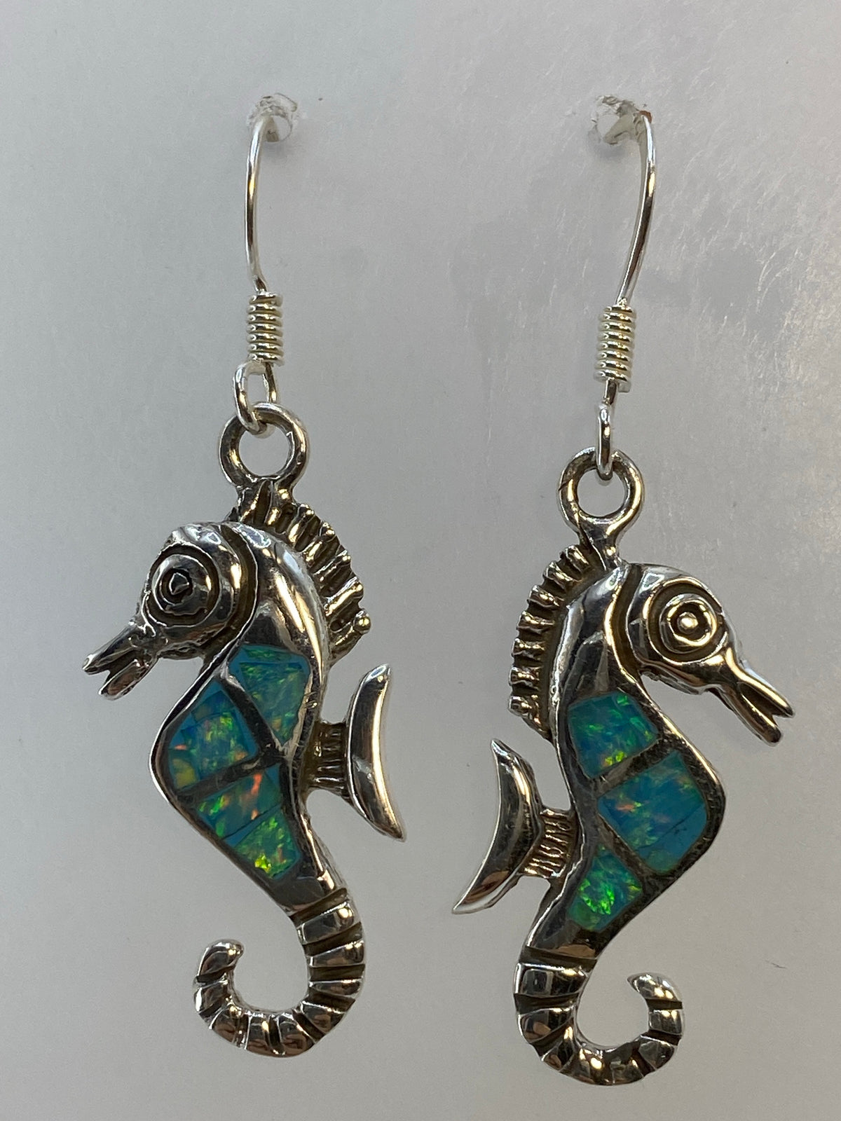 Par de aretes de plata 950 con ópalo de fuego azul cielo en forma de caballito de mar