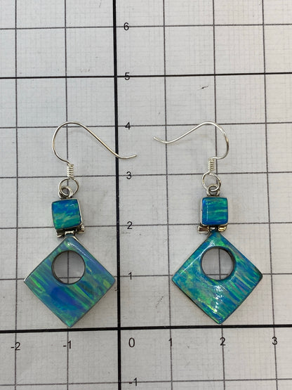 Aretes sobre fondo blanco con Quinto 950 grabado, par completo