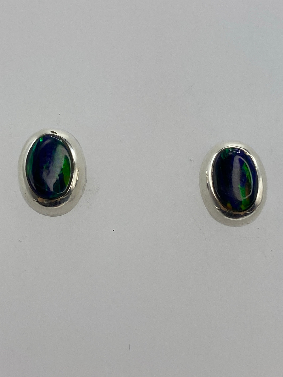 Detalle del engaste a mano del ópalo de fuego en plata 925