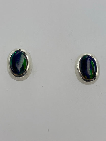 Detalle del engaste a mano del ópalo de fuego en plata 925