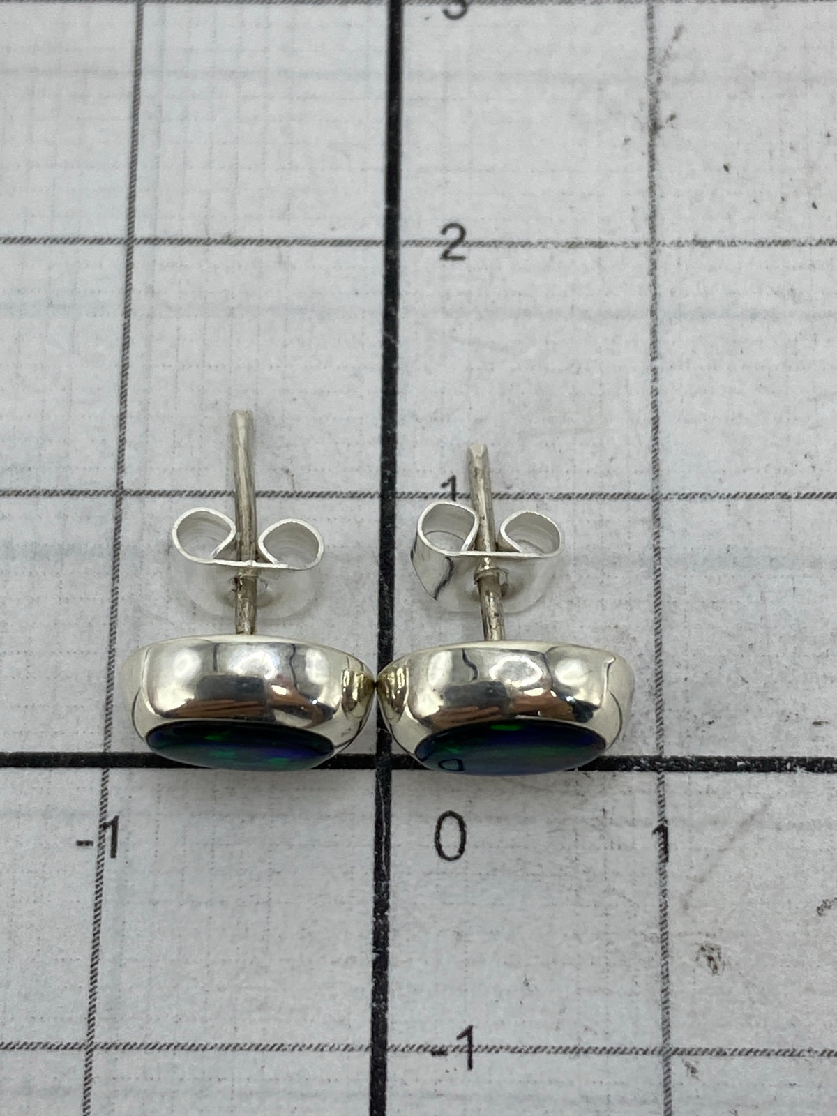 Aretes sobre fondo blanco mostrando el Quinto 925 grabado