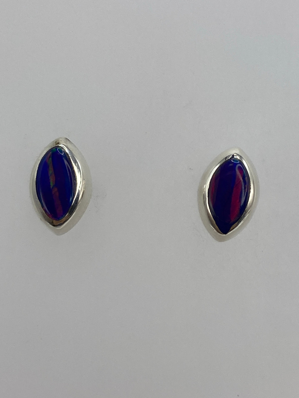 Aretes de opalo de fuego de 1.3 cm sobre escala metrica