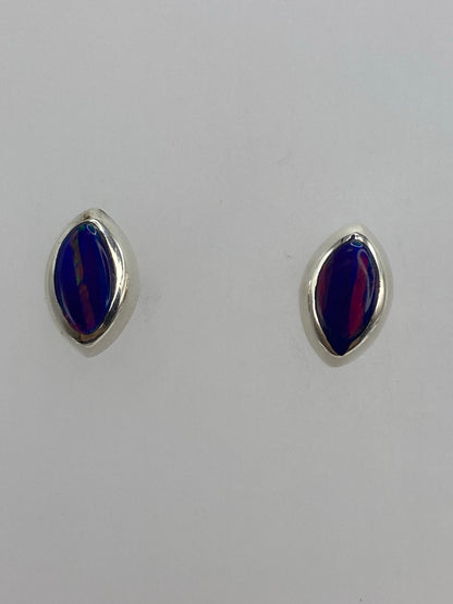 Aretes de opalo de fuego de 1.3 cm sobre escala metrica