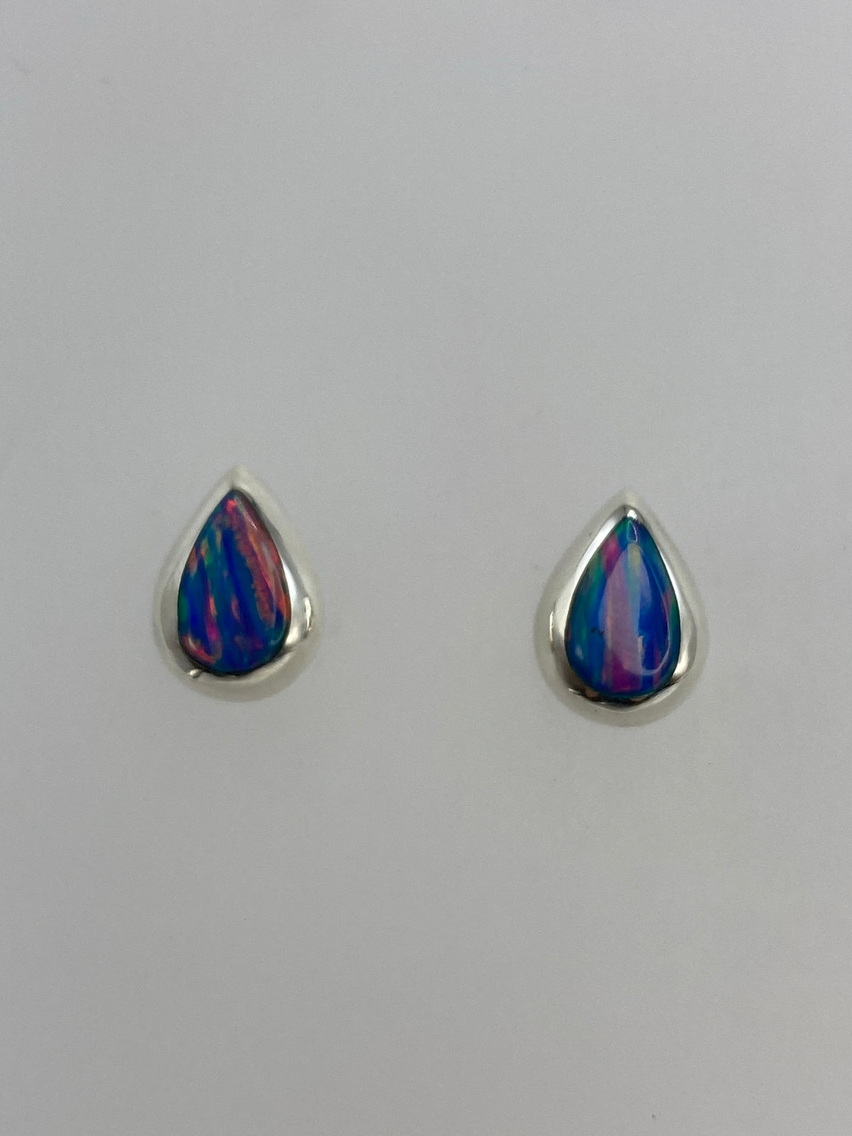 Par de aretes de plata 925 con opalo de fuego multicolor, de frente