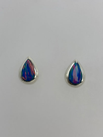 Par de aretes de plata 925 con opalo de fuego multicolor, de frente