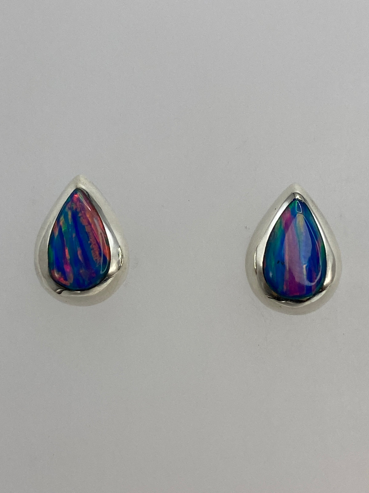 Aretes sobre regla mostrando el largo de 1.3 cm