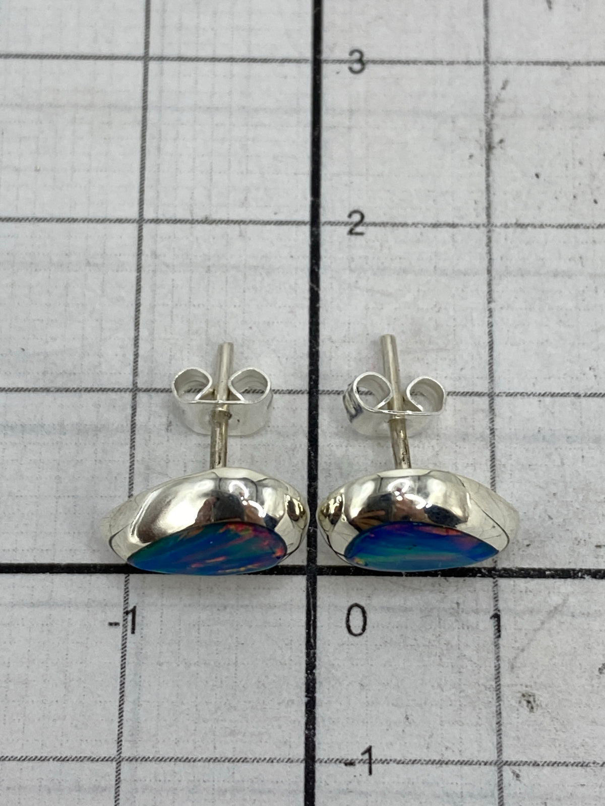 Reverso de los aretes con el Quinto 925 grabado en los cierres de mariposa