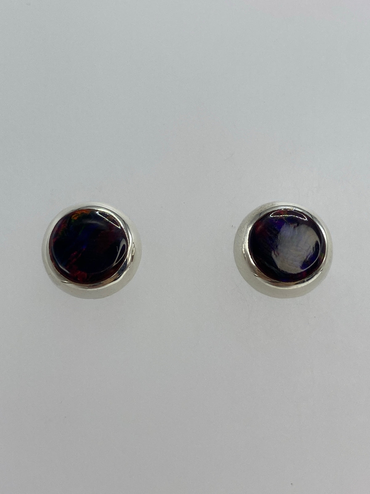 Detalle de uno de los aretes mostrando el engaste a mano de la piedra
