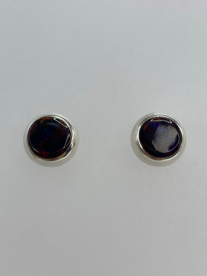 Detalle de uno de los aretes mostrando el engaste a mano de la piedra