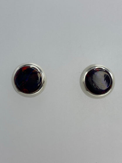 Los aretes de frente mostrando el Quinto 925 grabado en la base