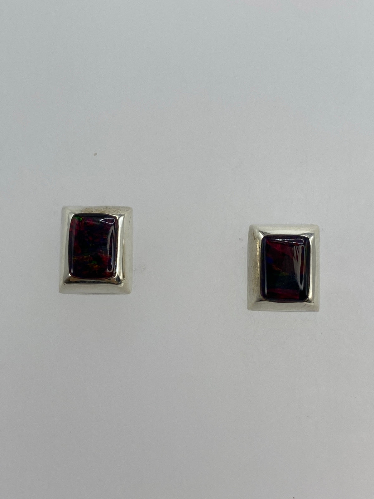 Par de aretes de plata con ópalo de fuego multicolor, tamaño pequeño, vista frontal