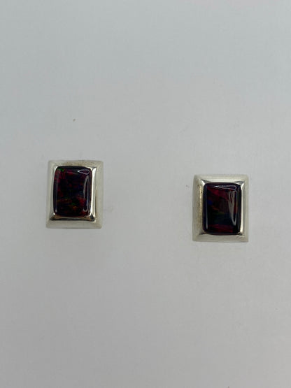 Par de aretes de plata con ópalo de fuego multicolor, tamaño pequeño, vista frontal