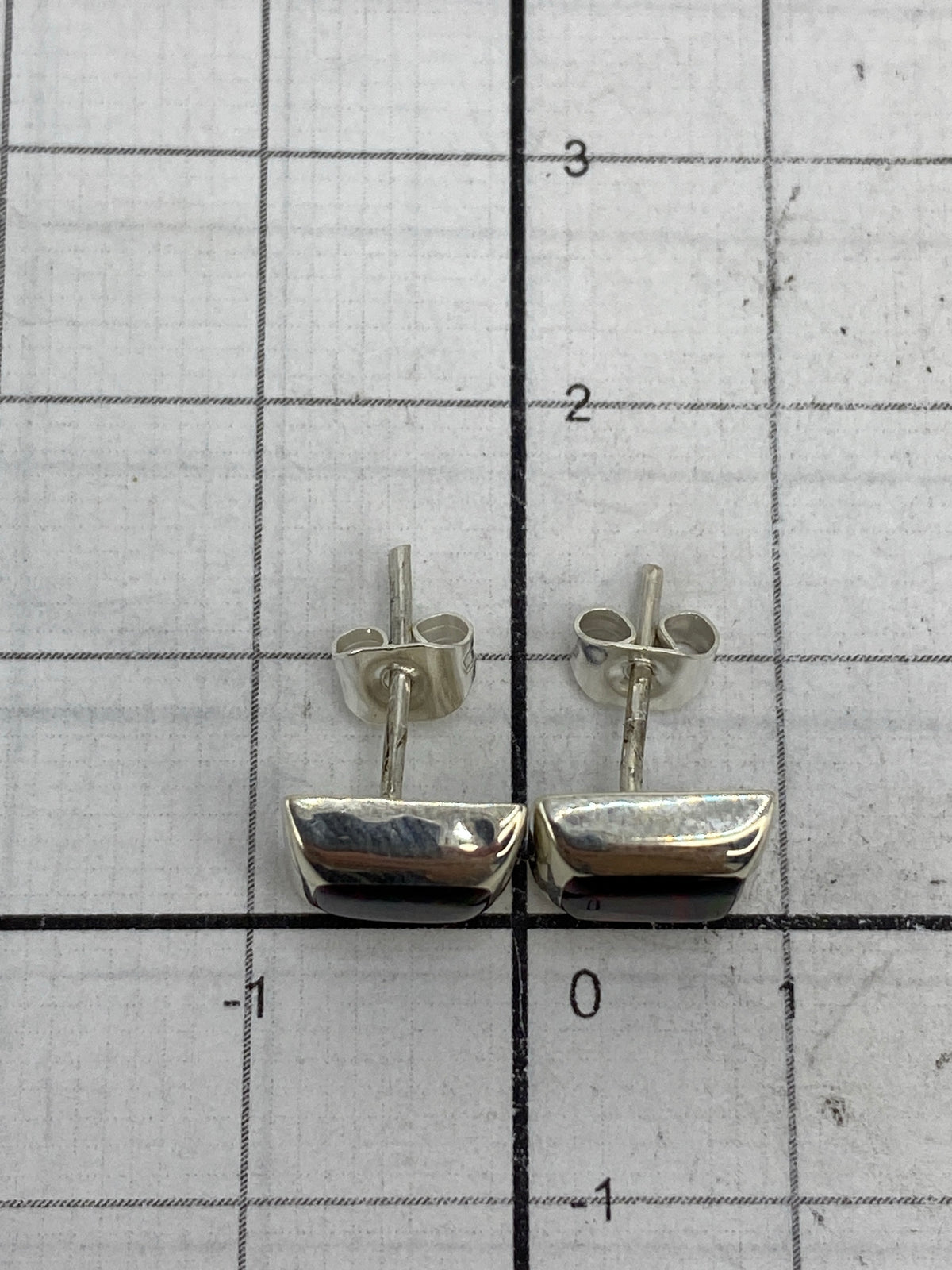 Aretes sobre fondo blanco mostrando el Quinto 925 grabado en la base