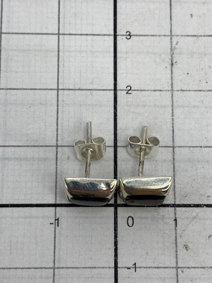 Aretes sobre fondo blanco mostrando el Quinto 925 grabado en la base