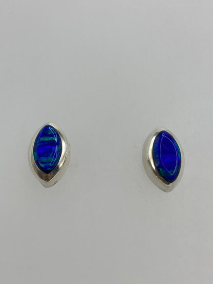 Detalle del engaste a mano de la piedra azul en plata 925