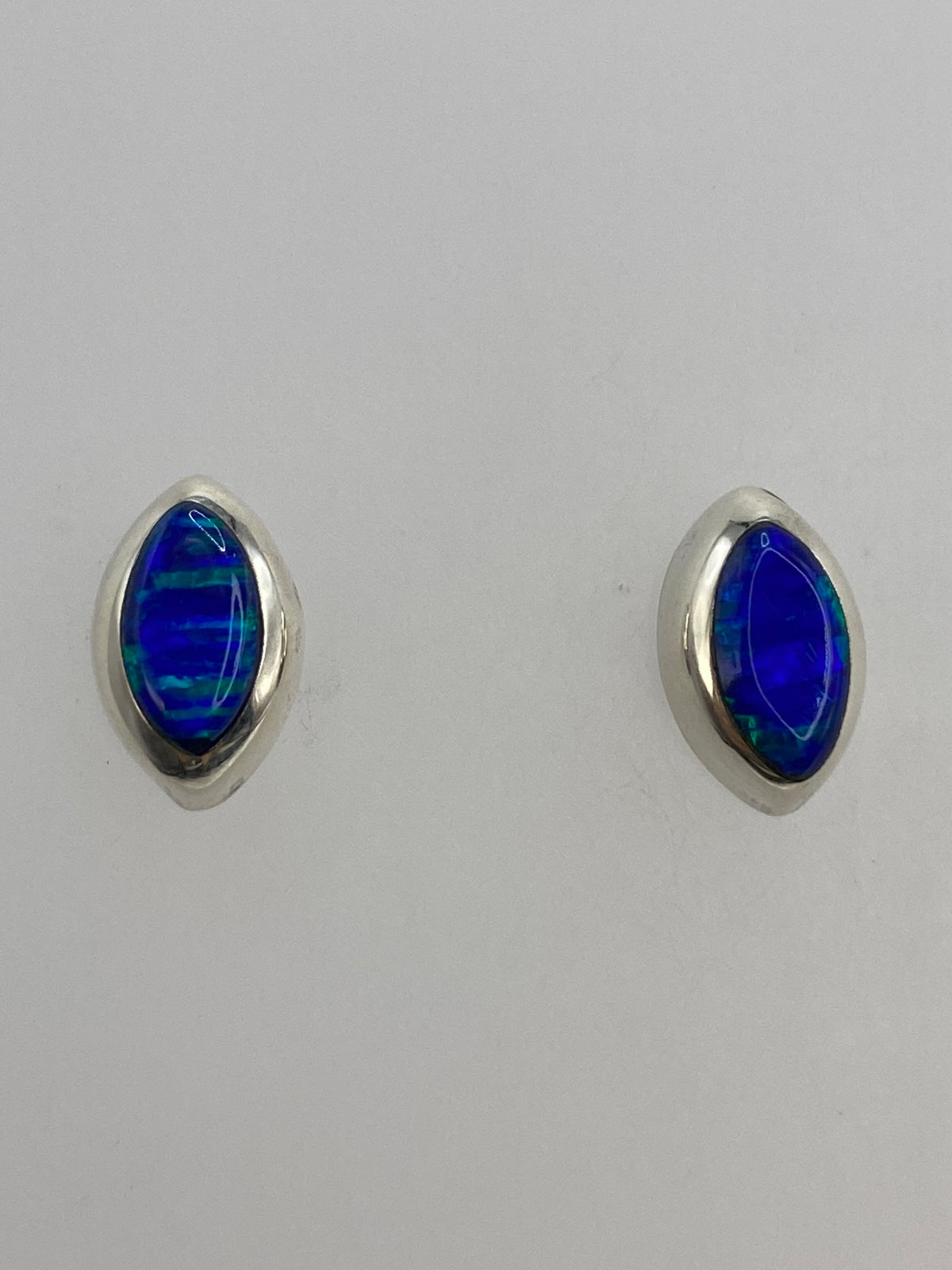 Aretes del lado mostrando el poste y la mariposa