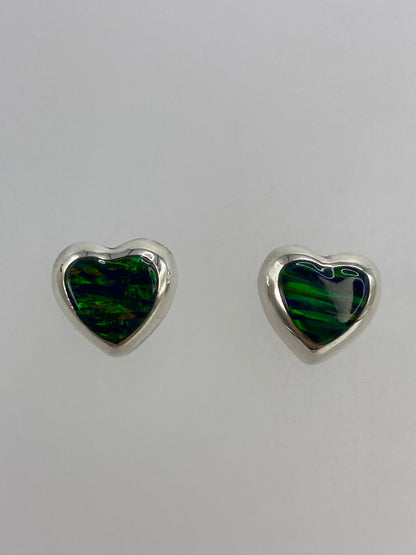 Par de aretes de plata 925 con ópalo de fuego verde engastado, sobre fondo blanco