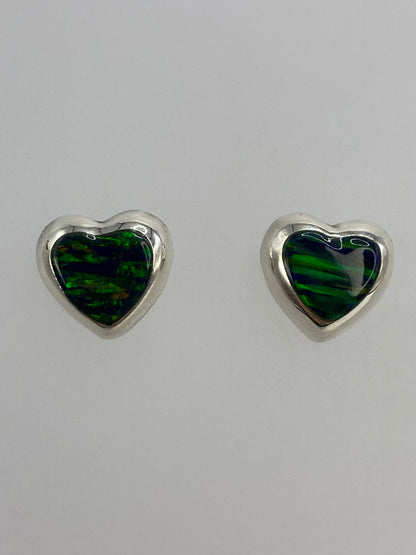 Aretes pequeños de 1.4 cm de largo junto a regla para escala