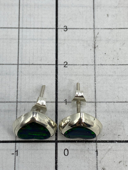 Reverso de los aretes mostrando el Quinto 925 y el poste de plata
