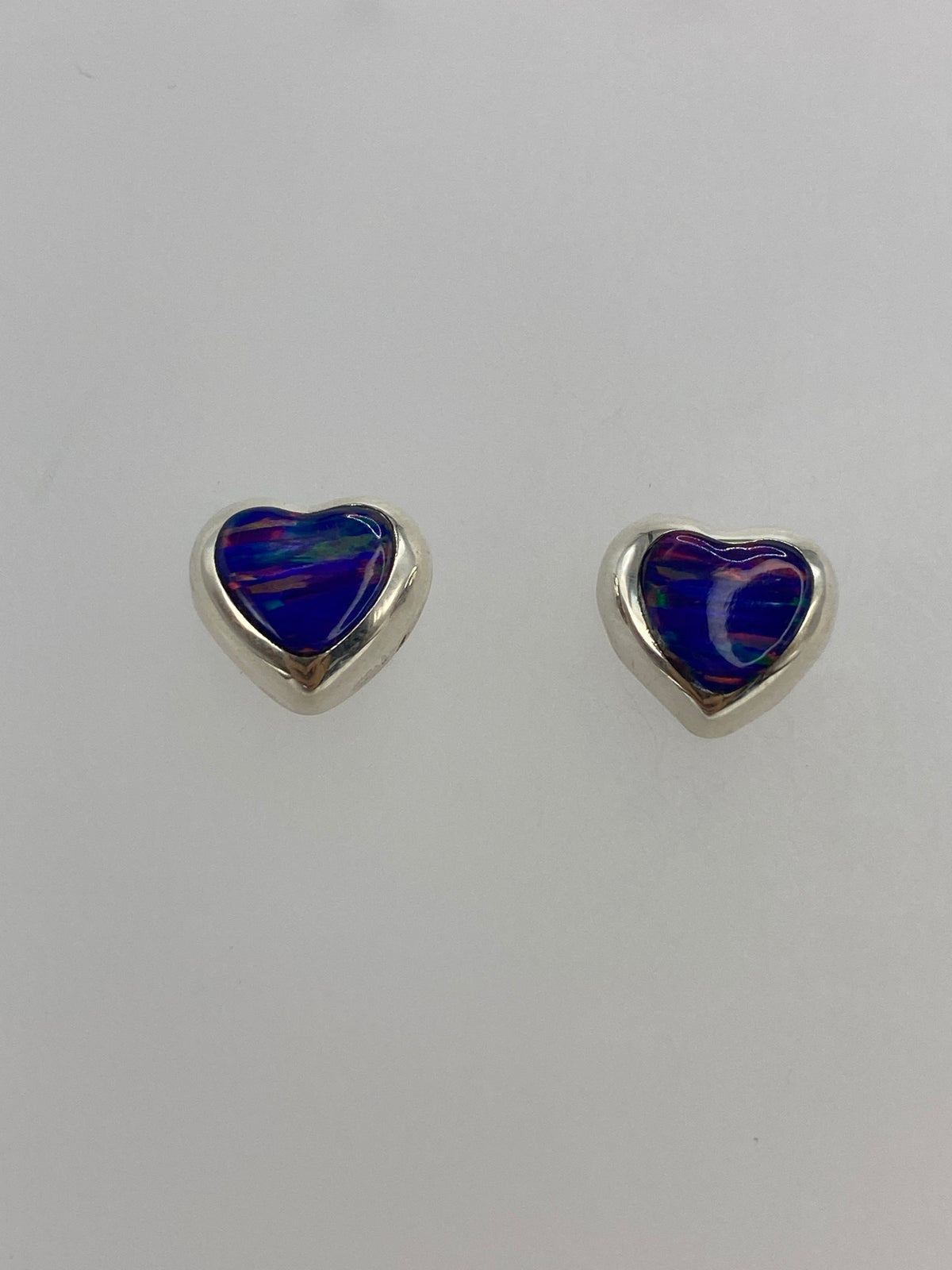 Detalle del engaste de ópalo de fuego en forma de corazón