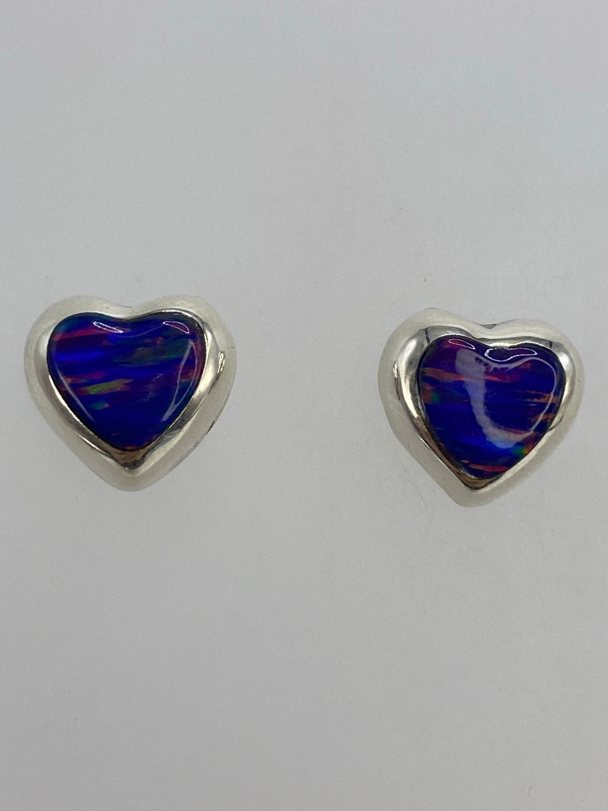 Aretes en la mano mostrando el tamaño delicado de 1.4 cm