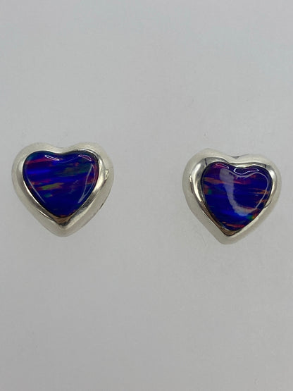 Aretes en la mano mostrando el tamaño delicado de 1.4 cm