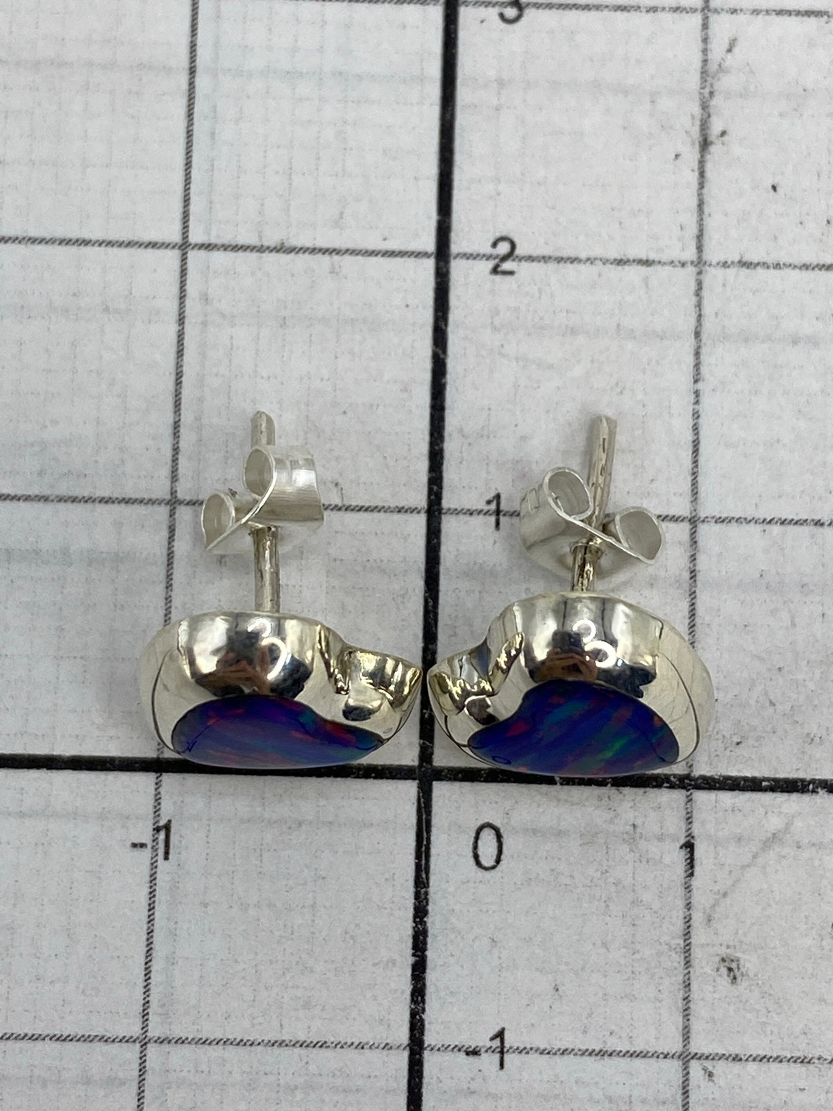 Aretes pesados en balanza: 1.4 gramos totales