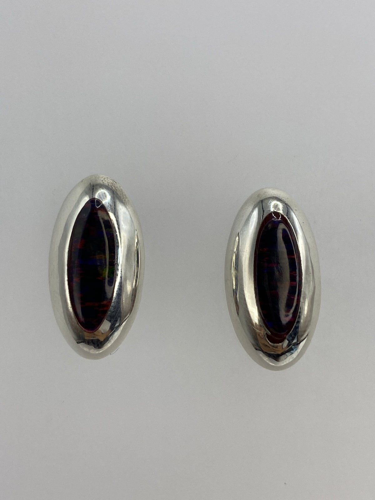 Par de aretes de plata 925 con ópalo de fuego morada engastado, vista frontal