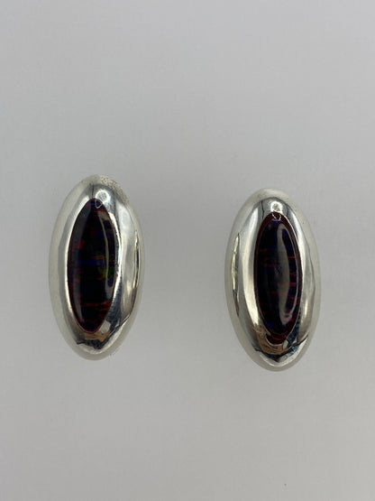 Par de aretes de plata 925 con ópalo de fuego morada engastado, vista frontal