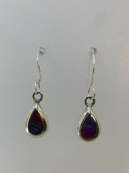 Aretes de plata con ópalo de fuego multicolor en los tonos rojo, verde y azul, par completo
