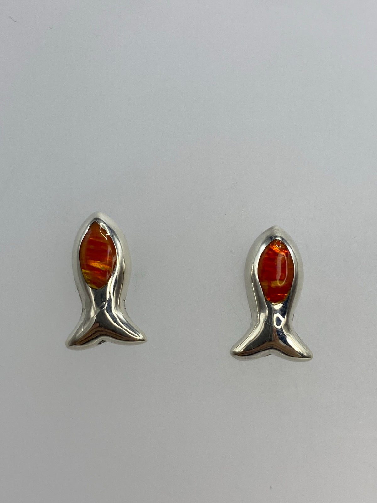 Aretes de plata con ópalo de fuego naranja engastado, par completo