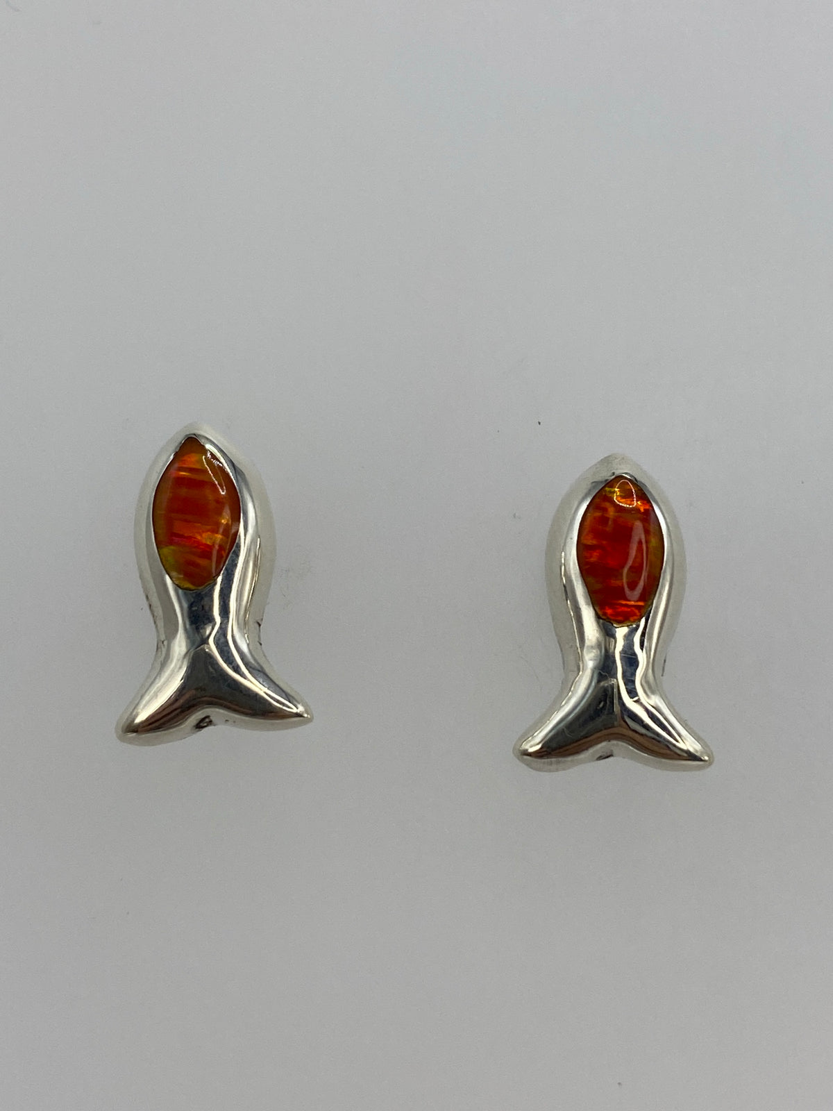 Detalle del ópalo de fuego con vetas naranjas y reflejos dorados