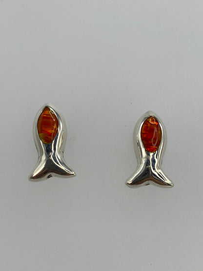 Detalle del ópalo de fuego con vetas naranjas y reflejos dorados
